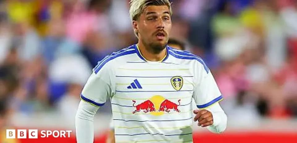 Jugador de Leeds United corriendo en el campo