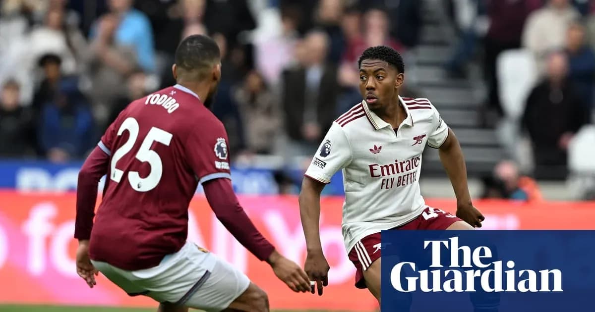 Jugador de Arsenal driblando ante defensor de Aston Villa
