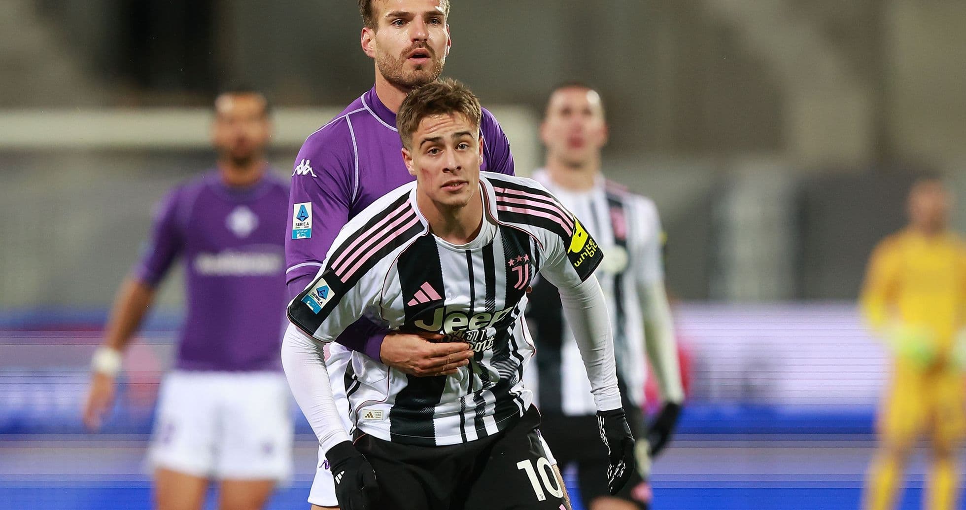 Jugador de Juventus enfrentando a portero de Fiorentina