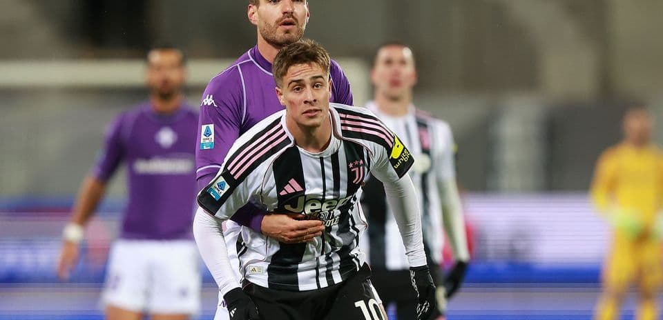 Jugador de Juventus enfrentando a portero de Fiorentina