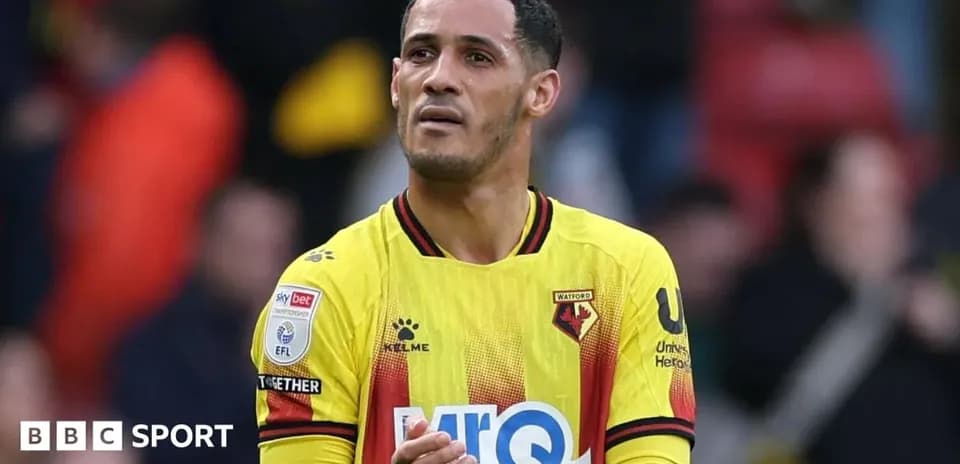 Jugador de Watford aplaudiendo en el campo