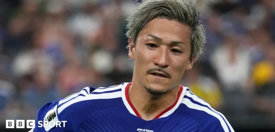 Jugador japonés corriendo durante un partido de fútbol