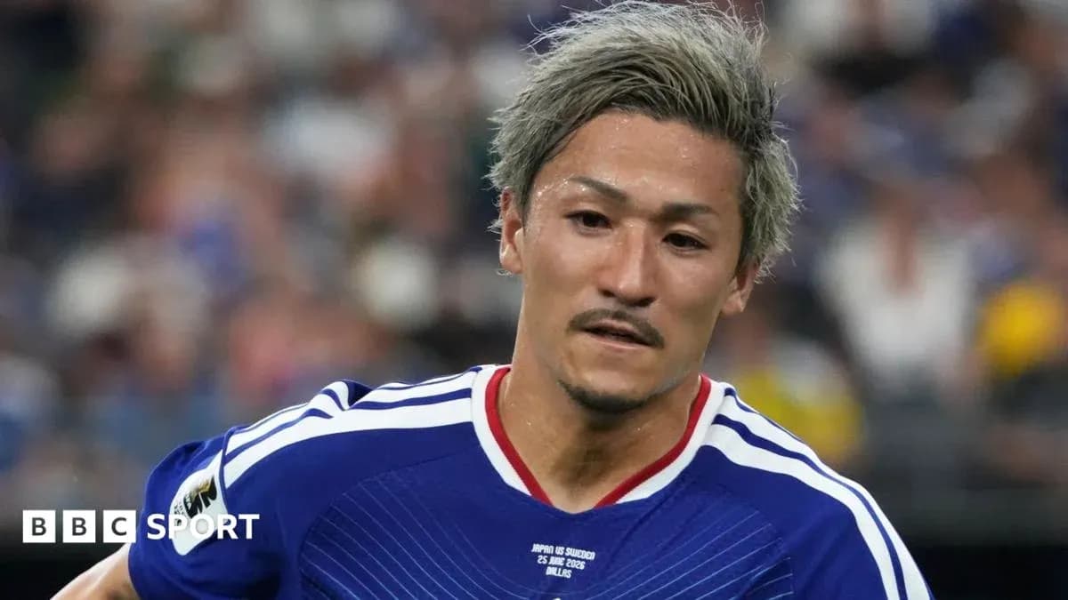 Jugador japonés corriendo durante un partido de fútbol