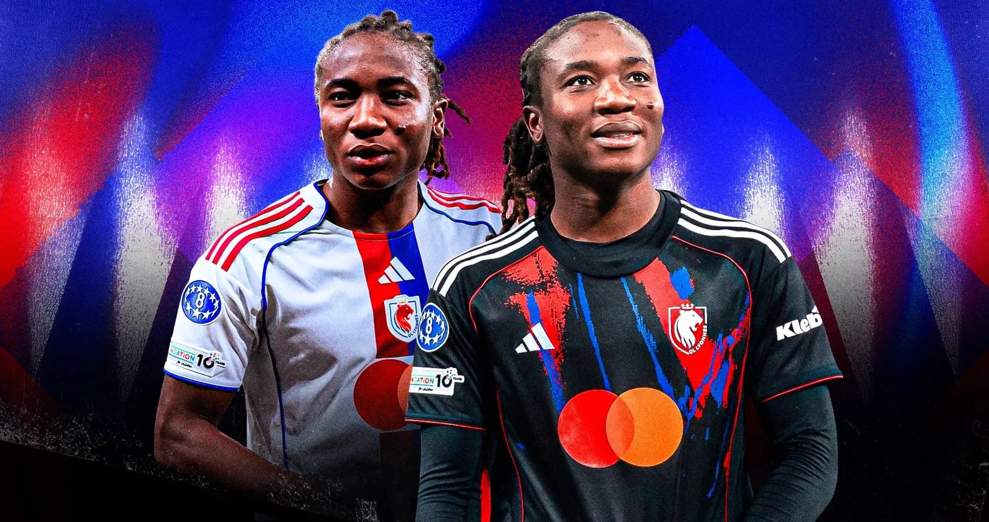 Dos jugadores en uniforme de fútbol de diferentes temporadas