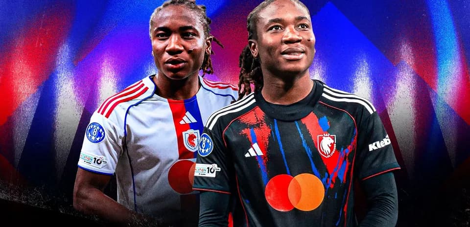Dos jugadores en uniforme de fútbol de diferentes temporadas