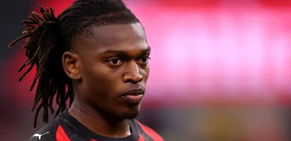 Jugador con trenzas en uniforme deportivo