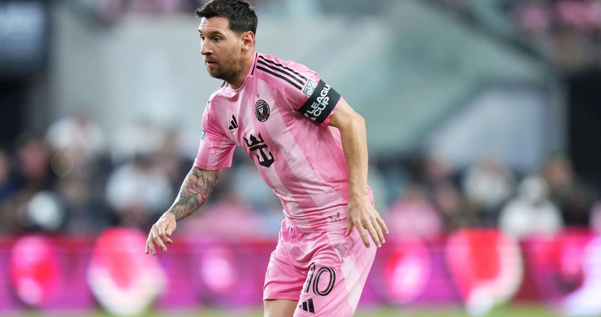 Lionel Messi corriendo en partido con Inter Miami