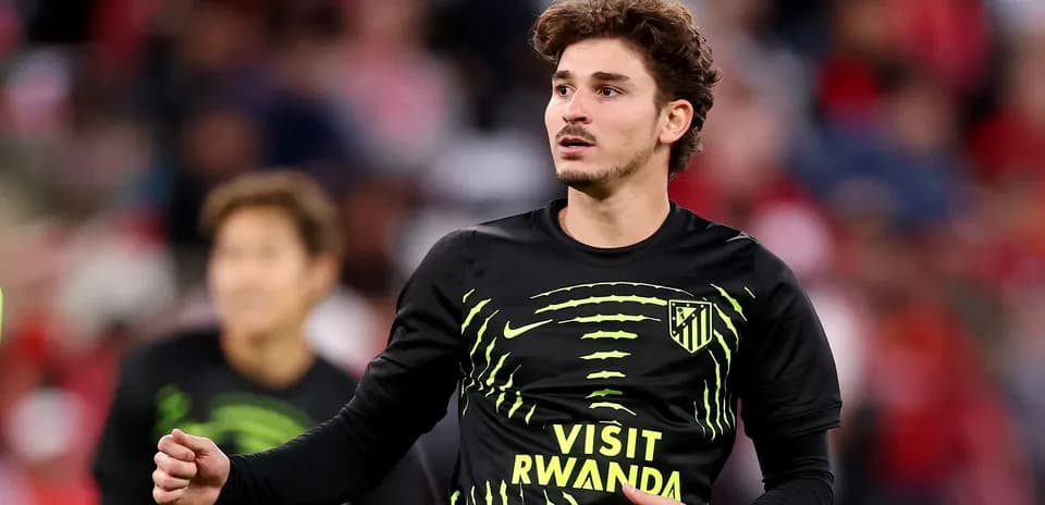 Jugador calentando antes del partido con Atlético