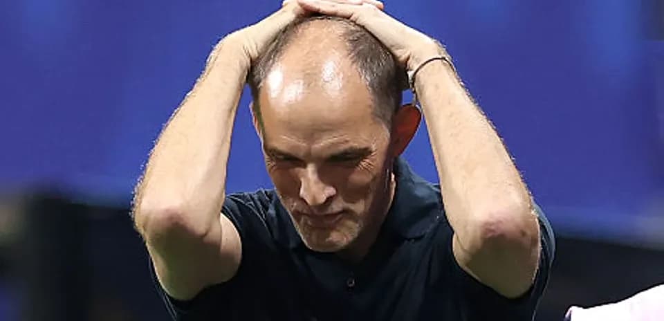 Entrenador con las manos en la cabeza durante el partido