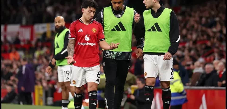 Jugadores de Manchester United en la línea de banda