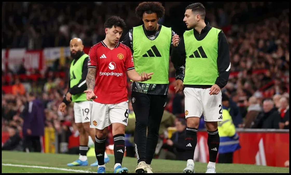 Jugadores de Manchester United en la línea de banda