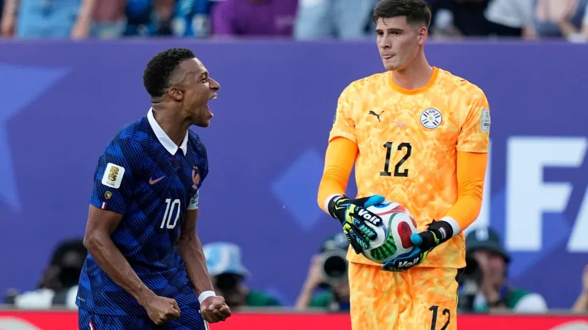Jugador de Francia celebrando frente al portero paraguayo