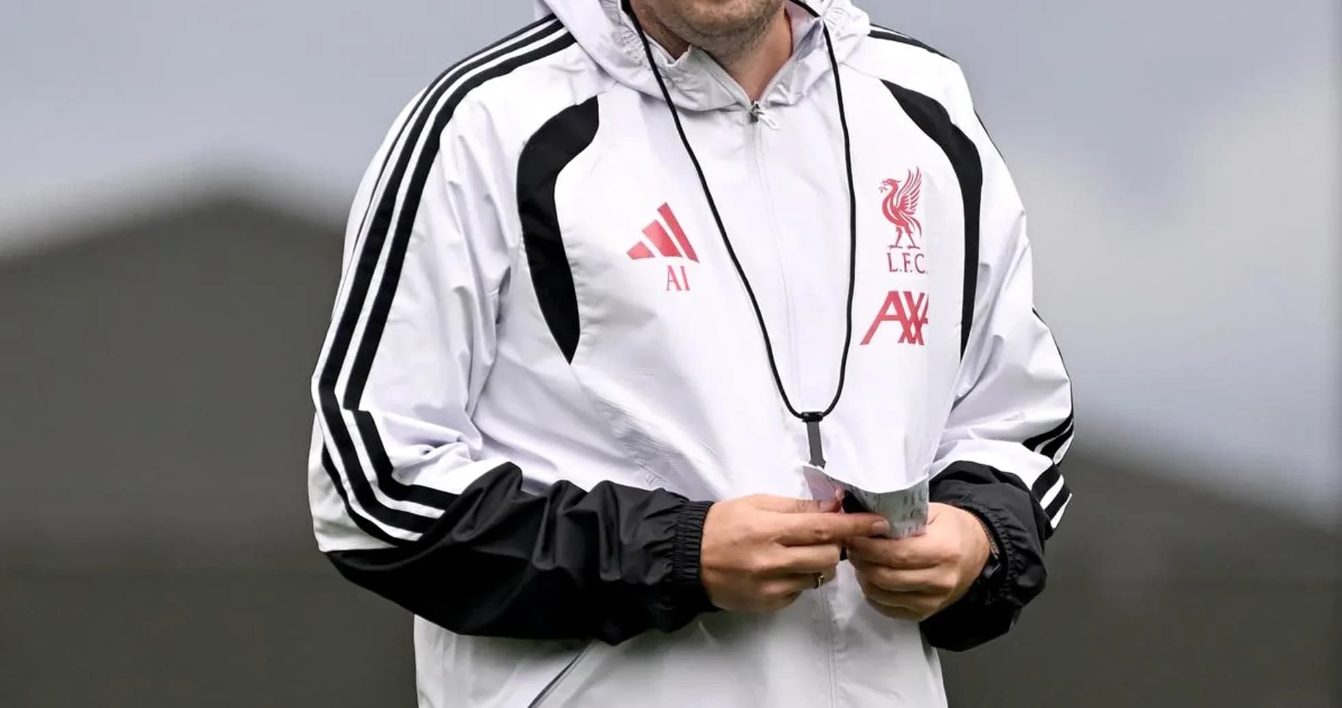 Entrenador de Liverpool sonriendo durante la sesión