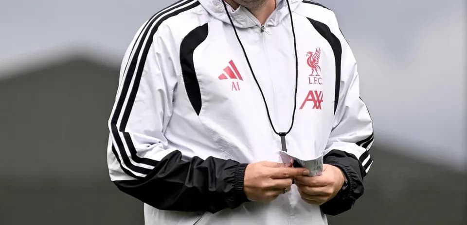 Entrenador de Liverpool sonriendo durante la sesión