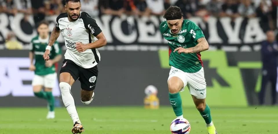 Jugador de Palmeiras persigue el balón