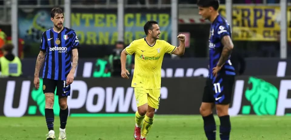 Jugadores de Lazio e Inter en partido de fútbol