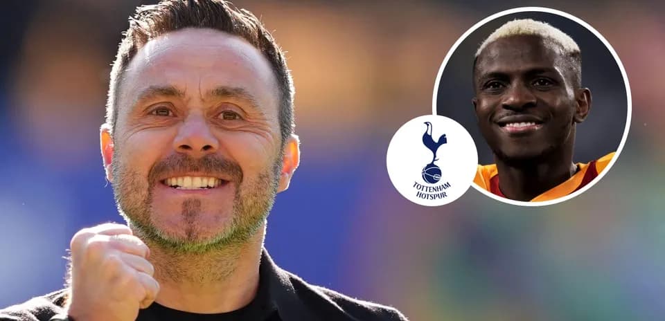 Entrenador sonriente con imagen de jugador al fondo