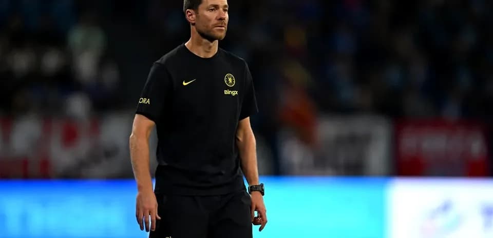 Entrenador en el campo durante un partido