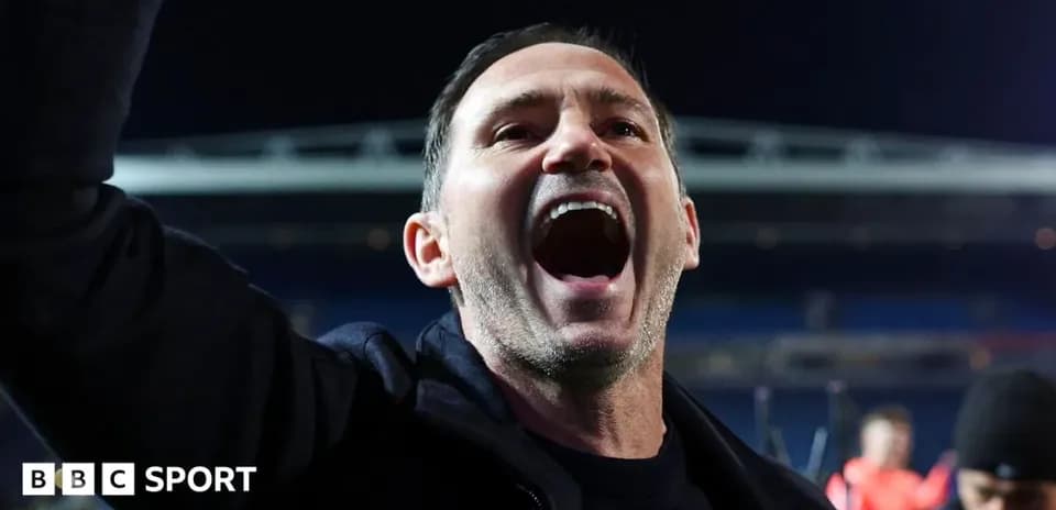 Entrenador celebrando en el campo tras el partido