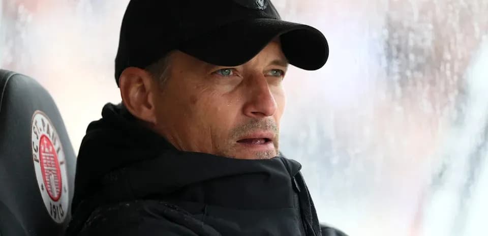 Entrenador en el banquillo bajo la lluvia