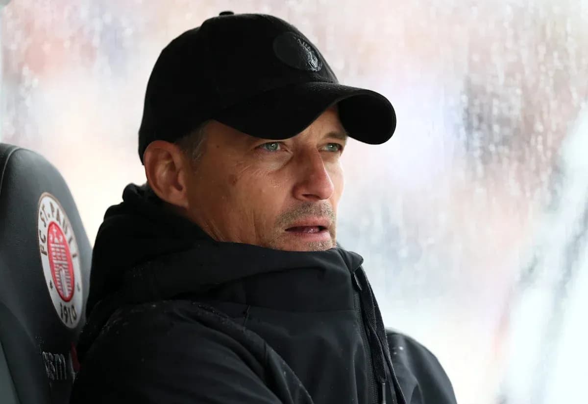 Entrenador en el banquillo bajo la lluvia