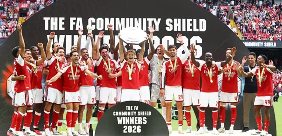 Jugadores de Arsenal celebrando su victoria en el trofeo