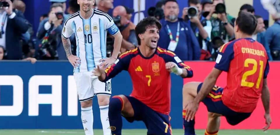 Lionel Messi y jugadores españoles durante el partido