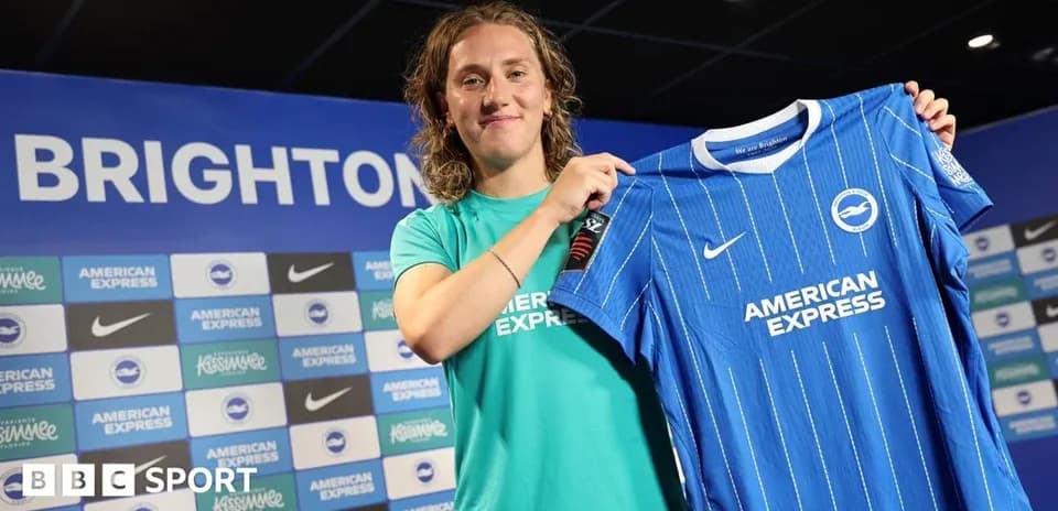Jugador presentando camiseta de Brighton en conferencia