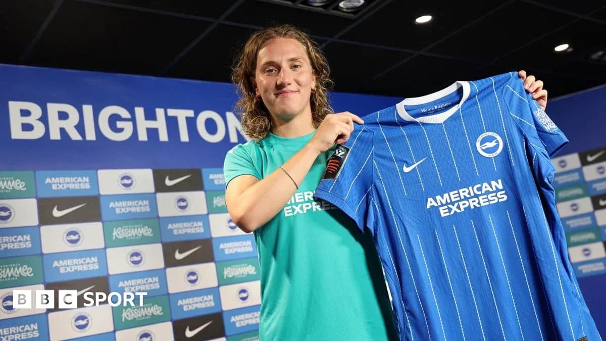 Jugador presentando camiseta de Brighton en conferencia