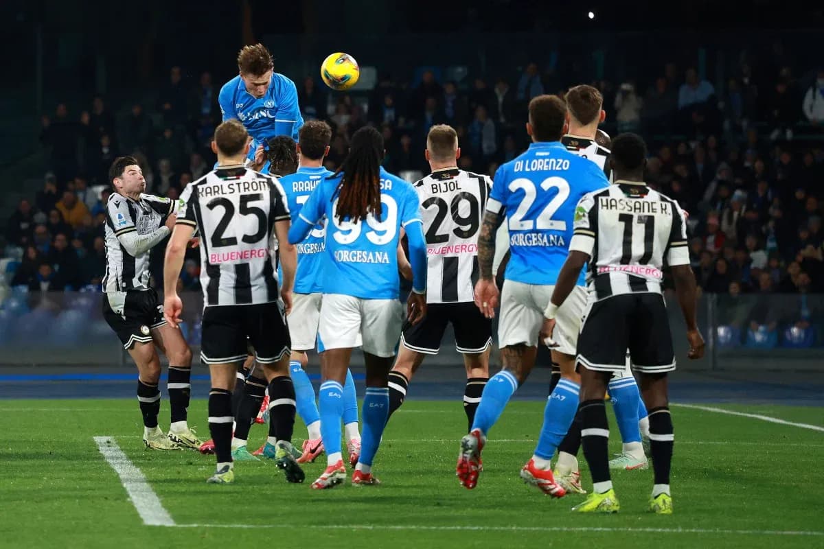Jugador de Napoli cabeceando el balón en partido
