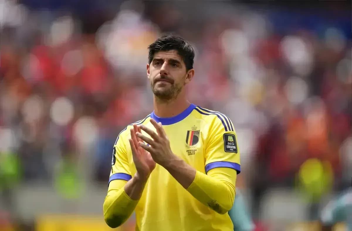 Portero belga aplaudiendo en el campo de juego