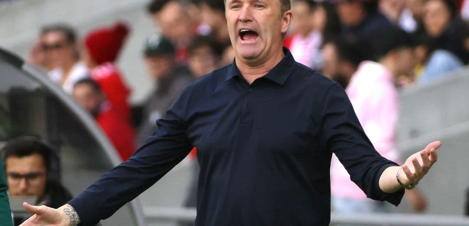 Entrenador dirigiendo a su equipo durante el partido