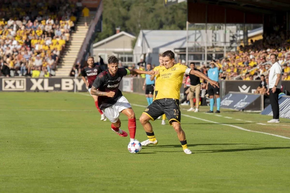 Jugadores compitiendo por el balón en el partido