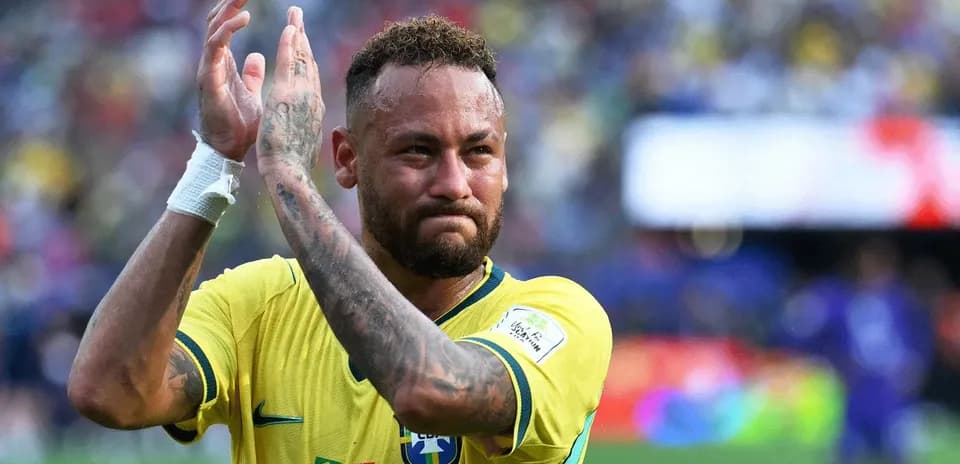 Jugador aplaudiendo en partido con camiseta de Brasil