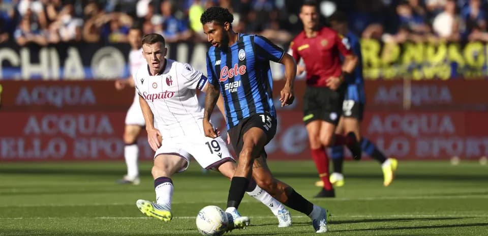 Jugadores compitiendo en Atalanta contra Bologna