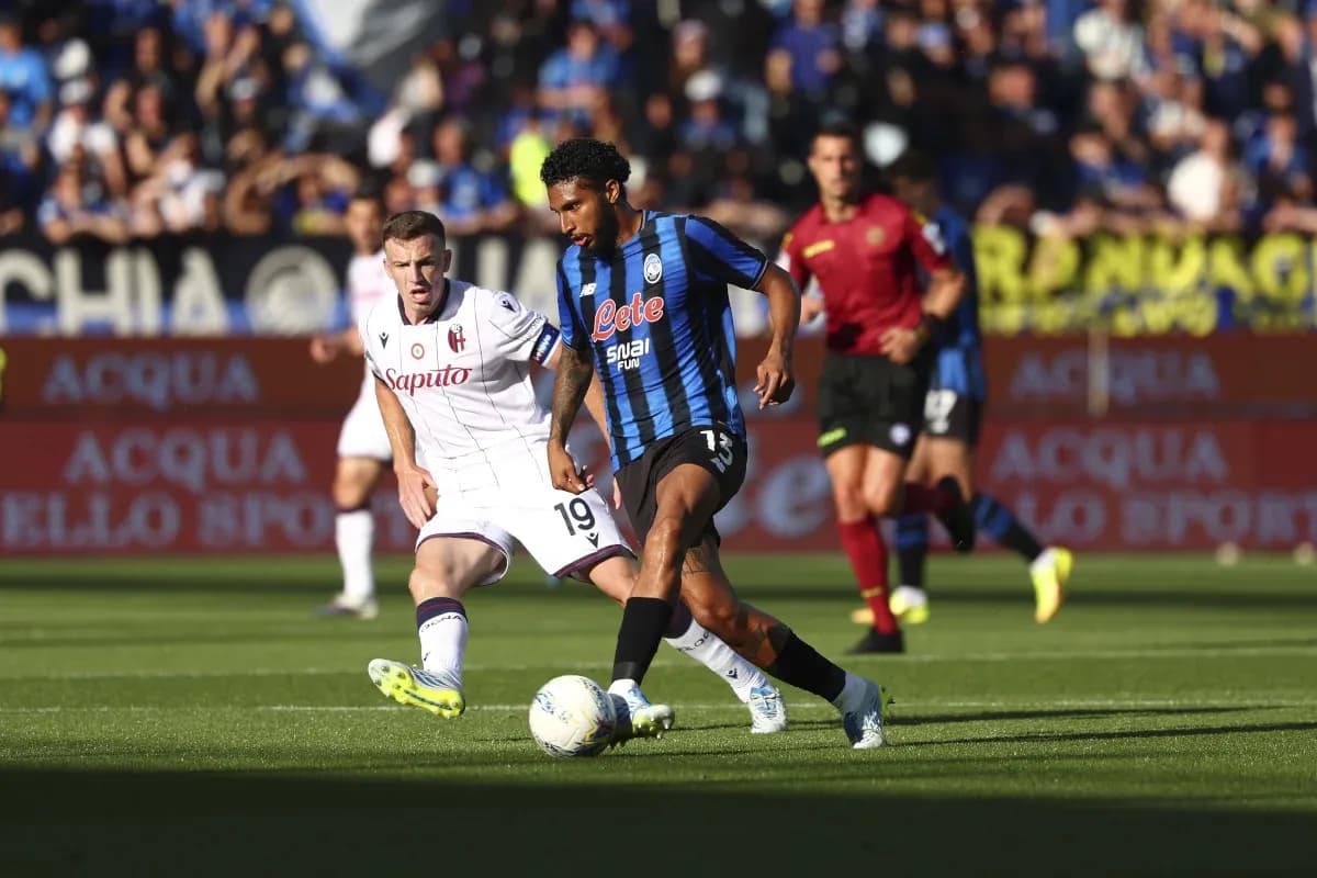 Jugadores compitiendo en Atalanta contra Bologna