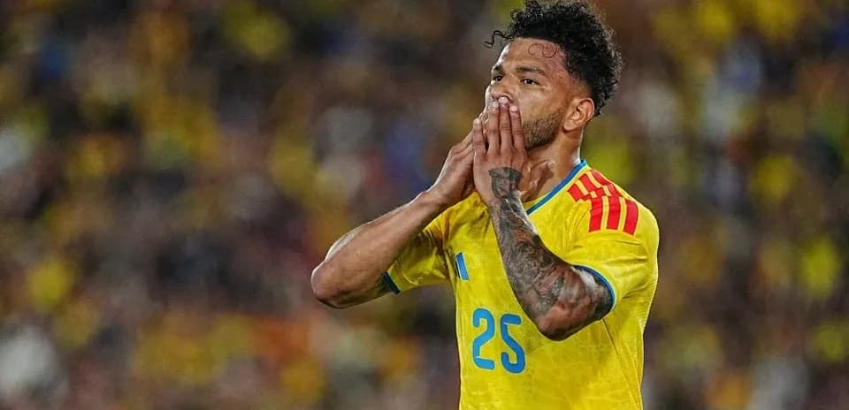 Jugador colombiano con camiseta amarilla en partido