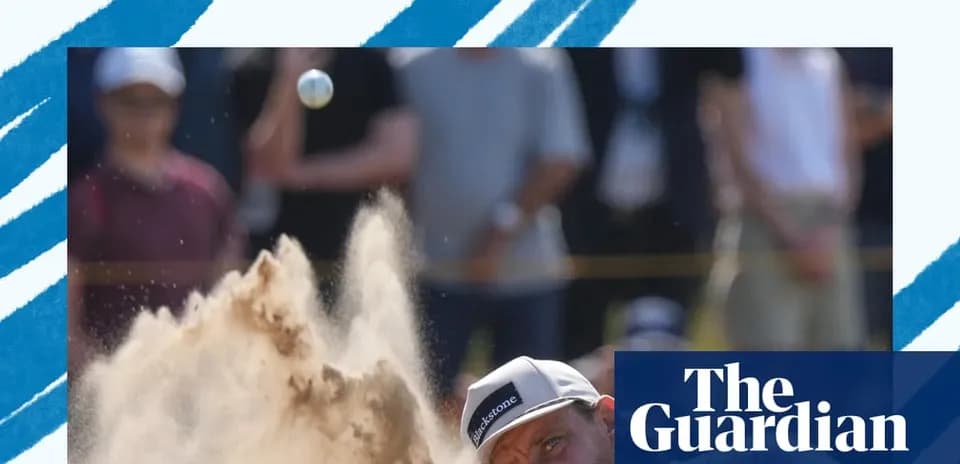 Golfista golpeando la bola desde un bunker