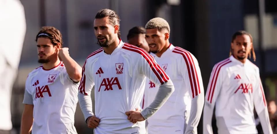 Jugadores del Liverpool en sesión de entrenamiento