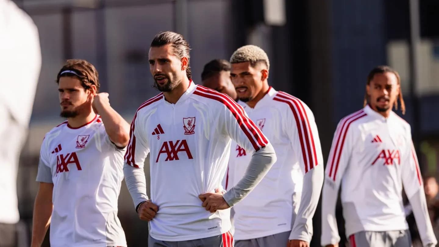 Jugadores del Liverpool en sesión de entrenamiento