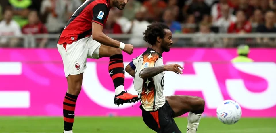 Jugador de AC Milan desafiando a un oponente
