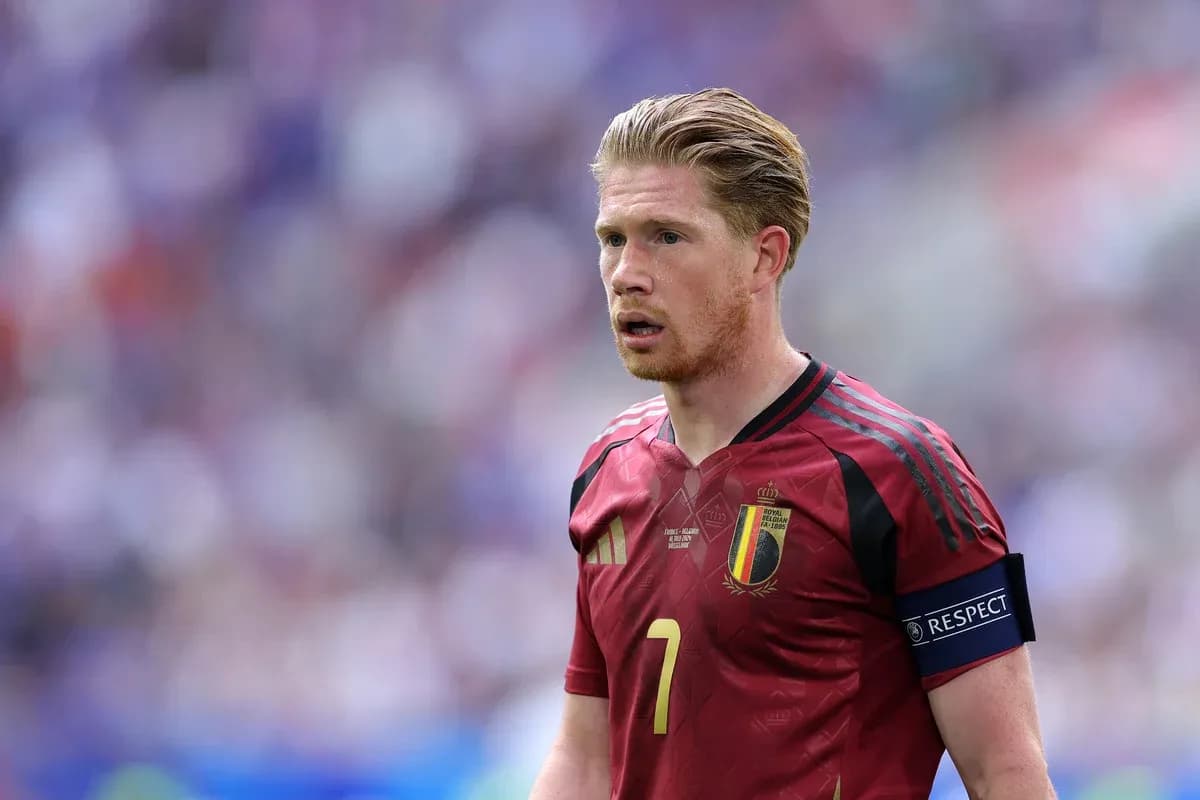 Jugador belga con camiseta roja en el campo