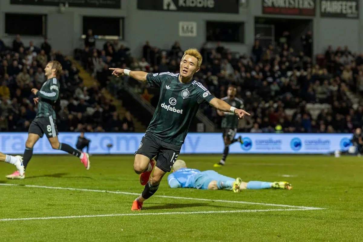 Jugador celebrando un gol en el campo de fútbol