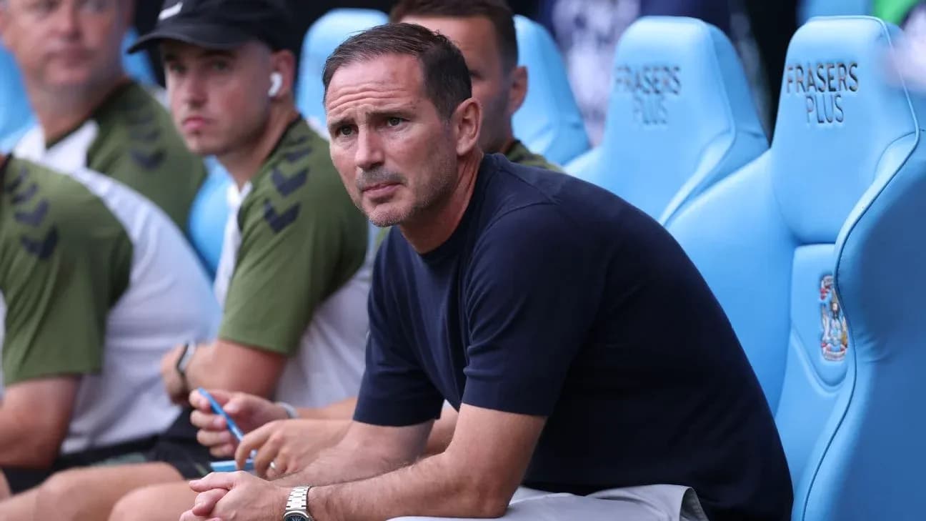 Entrenador sentado en el banquillo durante el partido