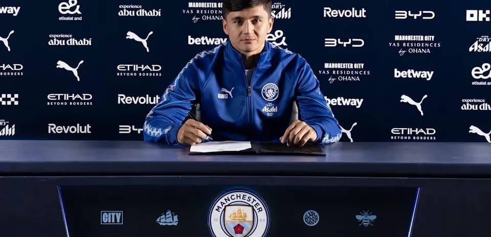 Jugador firmando contrato en conferencia de prensa