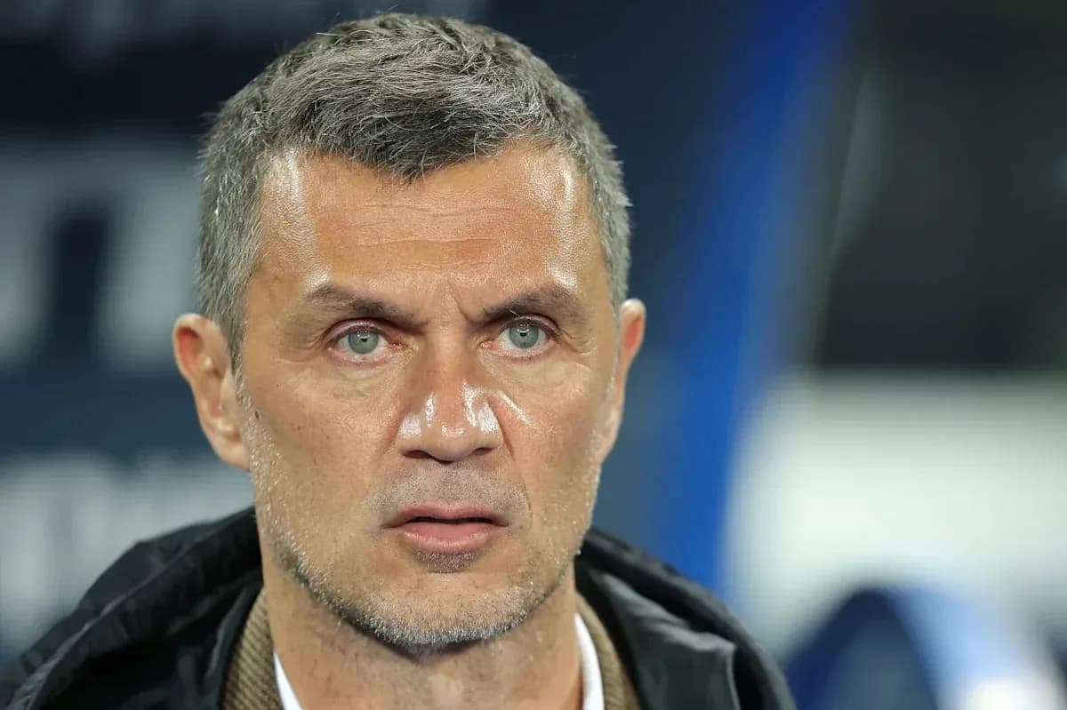 Entrenador observando el partido desde la banca