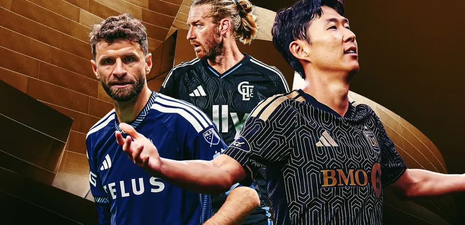 Tres jugadores de fútbol en diferentes camisetas