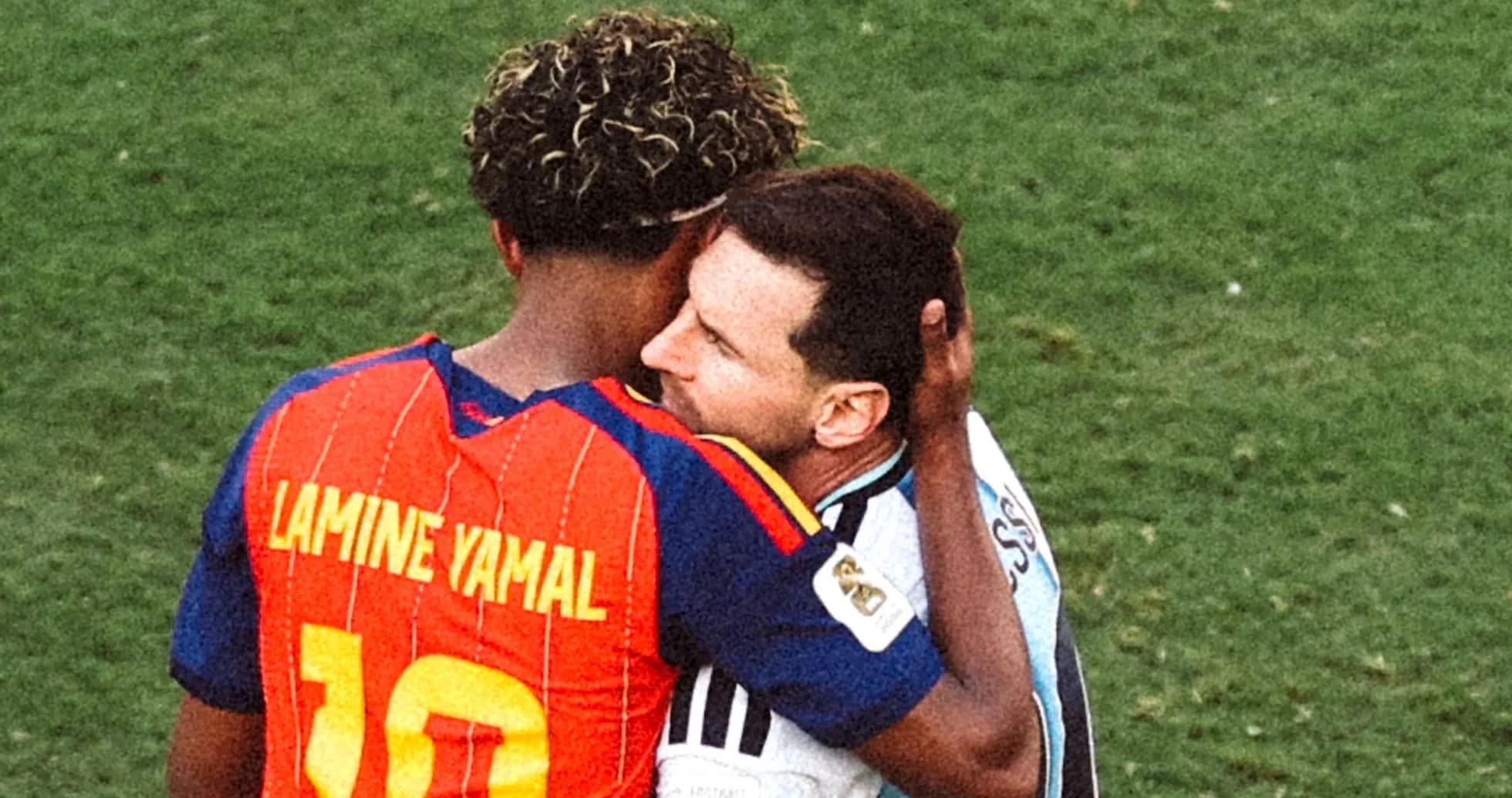 Jugadores abrazándose tras el partido de fútbol
