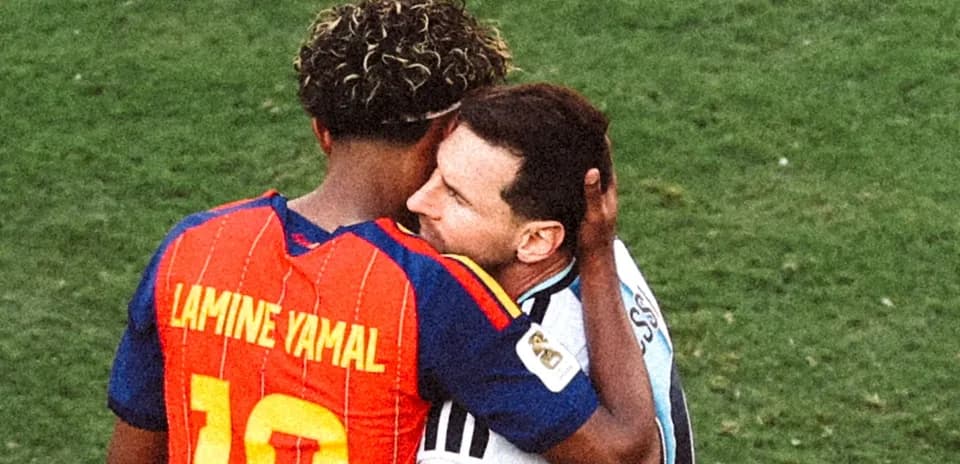 Jugadores abrazándose tras el partido de fútbol
