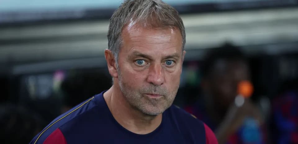 Entrenador observando desde el banquillo del equipo